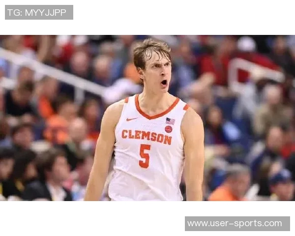 替补表现出色亨特泰森高效7投4中贡献14分3篮板1助攻1盖帽